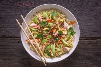 Tailandietiškos vištienos salotos su ryžių makaronais