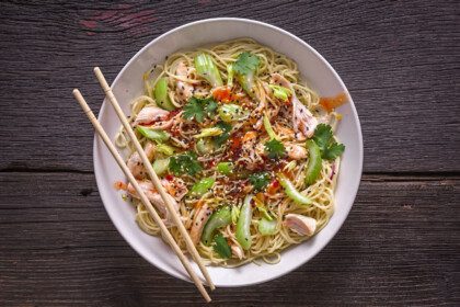 Tailandietiškos vištienos salotos su ryžių makaronais