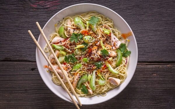 Tailandietiškos vištienos salotos su ryžių makaronais