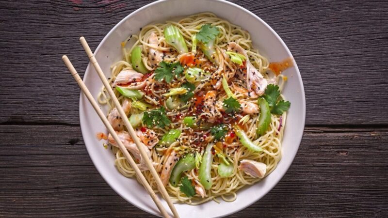 Tailandietiškos vištienos salotos su ryžių makaronais