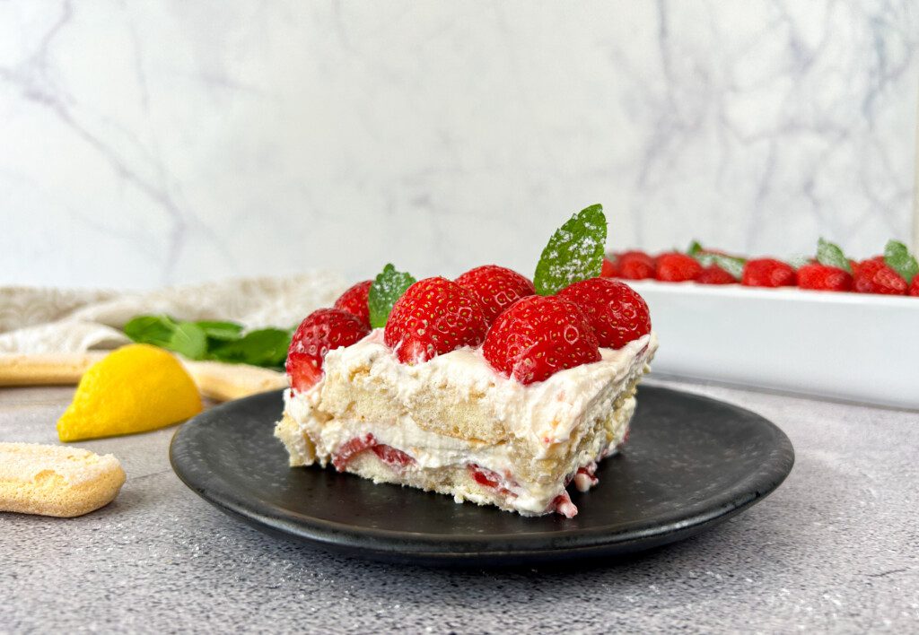 braskinis-tiramisu-Tiramisu-gabaliukas - Laikas.lt Braškinis tiramisu. Tiramisu gabaliukas