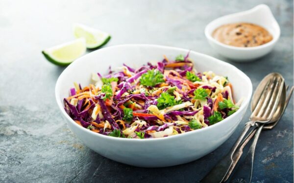 Traškios ir spalvotos kopūstų salotos