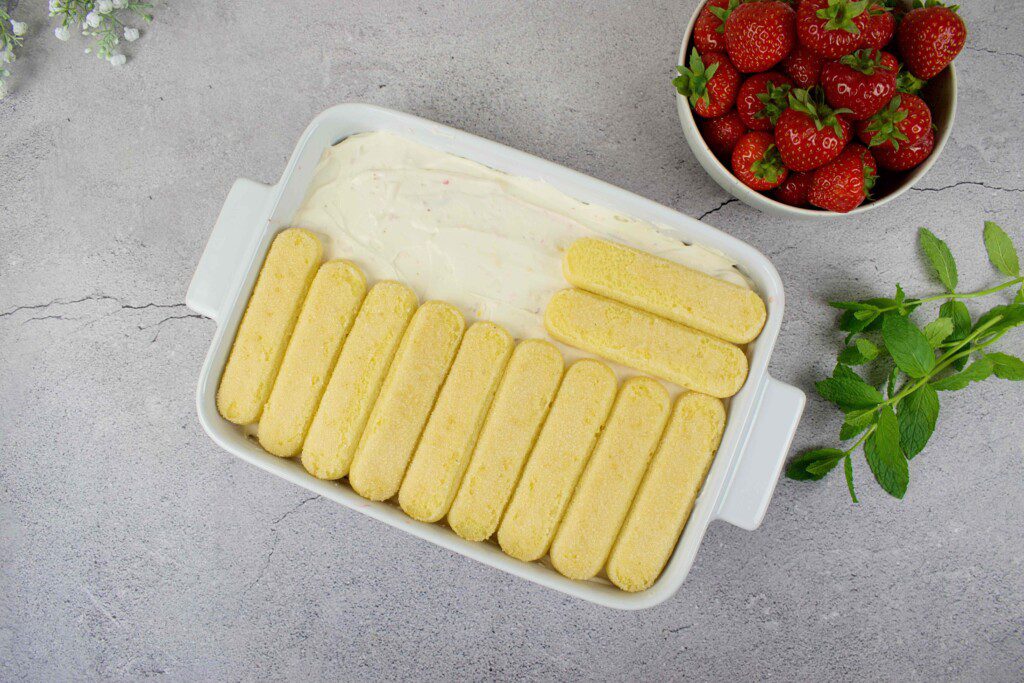 braskinis-tiramisu-antras-sausainiu-sluoksnis - Laikas.lt Braškinis tiramisu. Antras sausainių sluoksnis