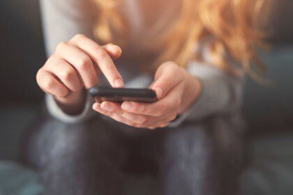 Kai vyro telefone randamos buvusiosios nuotraukos: ką tai reiškia ir kaip elgtis?