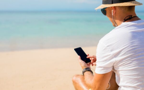 Kaip apsaugoti telefoną nuo perkaitimo paplūdimyje?