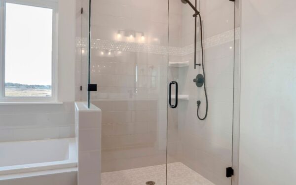 Kaip prižiūrėti dušo stiklą: 10 veiksmingų būdų išlaikyti jį skaidrų ir švarų