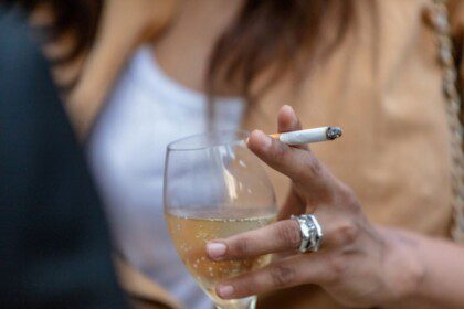 Kas pavojingiau sveikatai – rūkymas ar alkoholis?