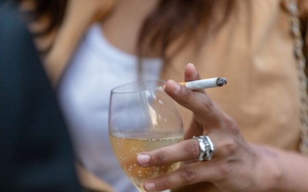 Kas pavojingiau sveikatai – rūkymas ar alkoholis?