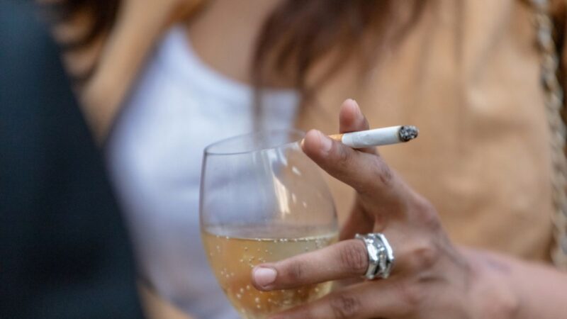 Kas pavojingiau sveikatai – rūkymas ar alkoholis?