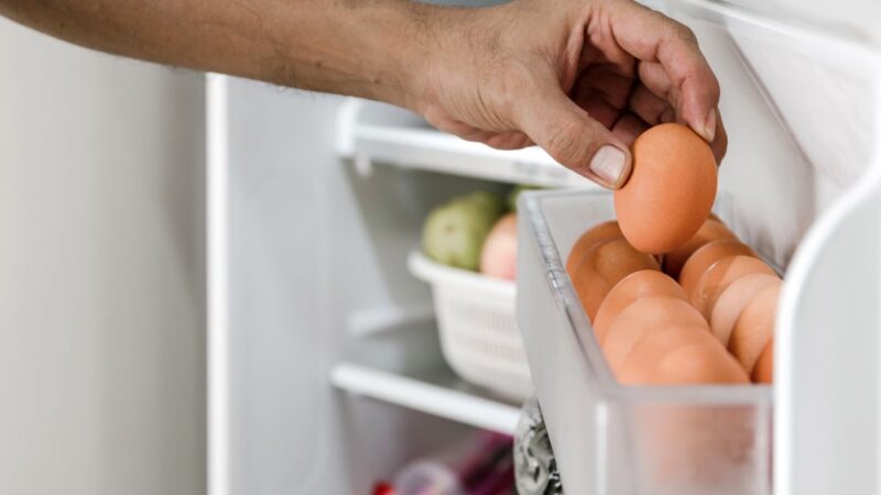 Kodėl nereikėtų kepti kiaušinių tiesiai iš šaldytuvo: tobulos kiaušinienės paslaptis