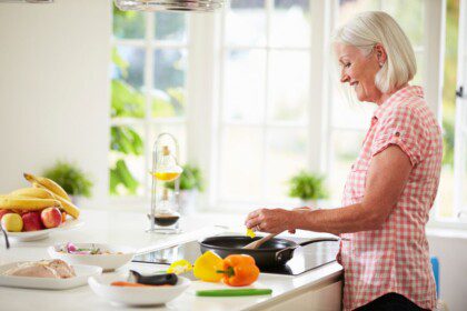 Mityba menopauzės metu: kokie produktai padeda palengvinti simptomus?
