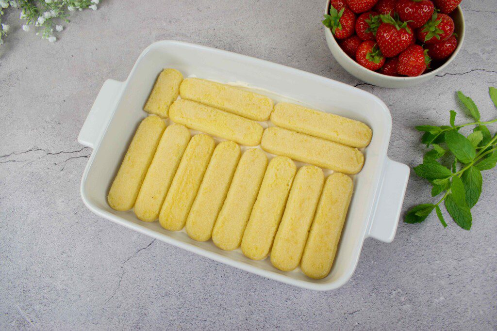braskinis-tiramisu-sausainiu-sluoksnis - Laikas.lt Braškinis tiramisu. Sausainių sluoksnis
