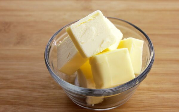 Suminkštintas sviestas per kelias minutes: patikimas būdas be mikrobangų krosnelės