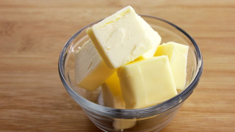 Suminkštintas sviestas per kelias minutes: patikimas būdas be mikrobangų krosnelės