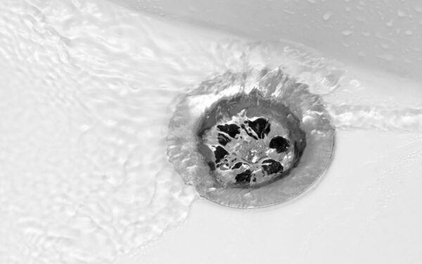 Užsikimšo kriauklė? 4 veiksmingi būdai atkimšti vamzdžius be chemikalų