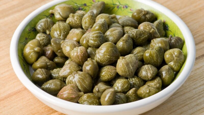 Viskas, ką turite žinoti apie kaparėlius: skonis, rūšys ir naudojimas virtuvėje