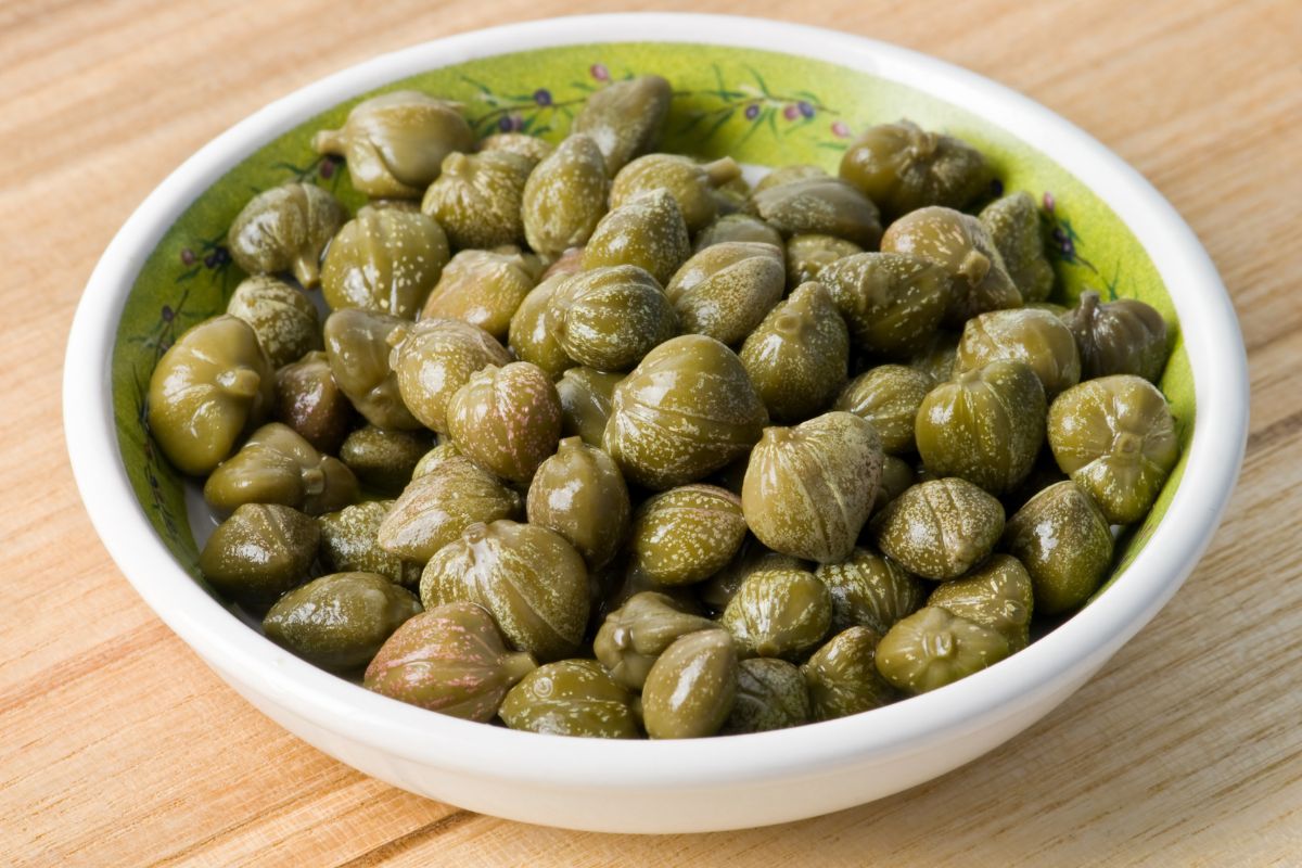 Viskas, ką turite žinoti apie kaparėlius: skonis, rūšys ir naudojimas virtuvėje