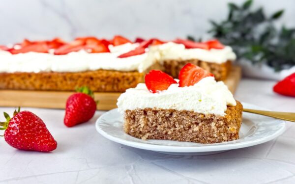 Braškinis pyragas su kremu – tobulas vasaros desertas