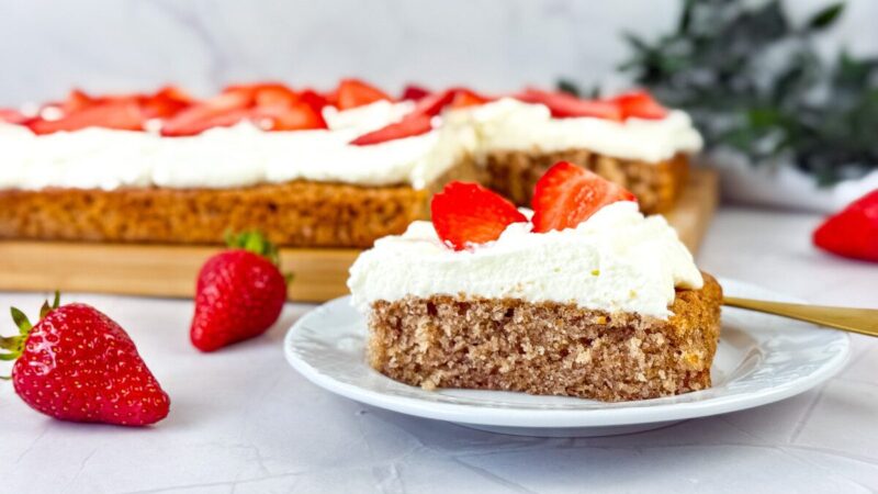 Braškinis pyragas su kremu – tobulas vasaros desertas