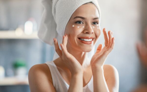 Ar reikalingas atskiras kremas paakiams? Tiesa apie veido kremų naudojimą aplink akis