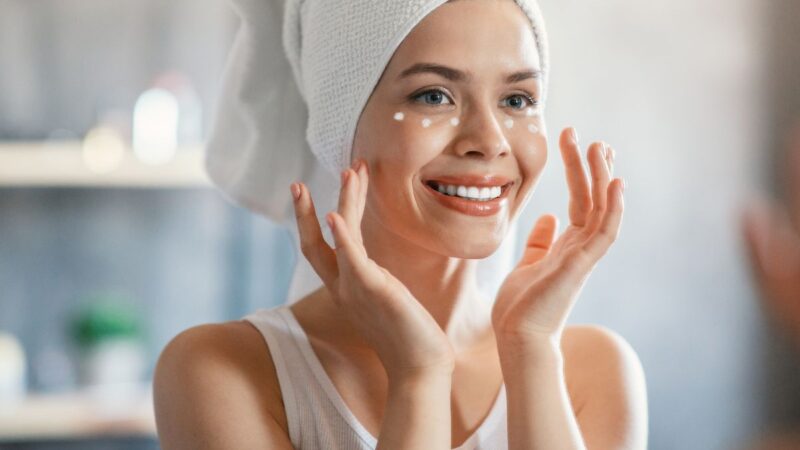 Ar reikalingas atskiras kremas paakiams? Tiesa apie veido kremų naudojimą aplink akis