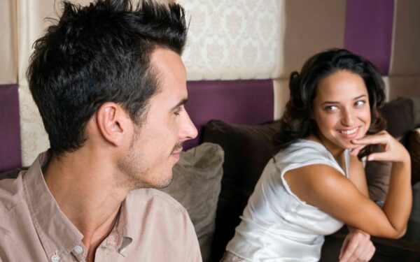 Flirtavimas santykiuose: žaidimas ar emocinė neištikimybė?