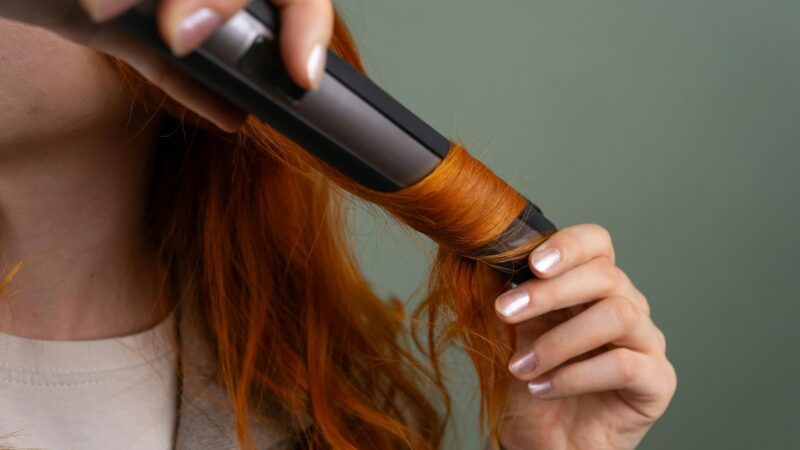 Garbanos su plaukų tiesintuvu: kaip sukurti stilingą šukuoseną namuose