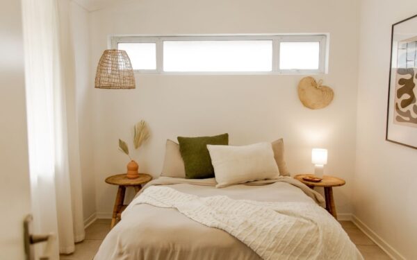 Kaip įrengti mažą miegamąjį, kai beveik visą erdvę užima lova