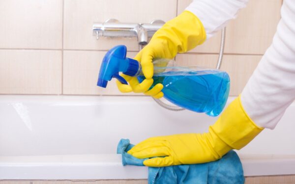 Kaip išvalyti vonią nuo rūdžių ir apnašų naudojant natūralias priemones