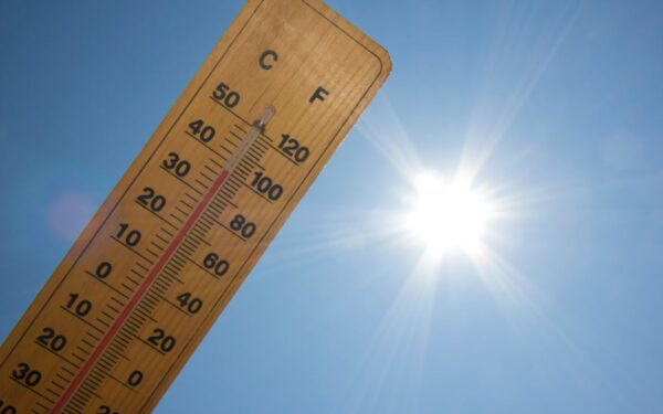 Kaip išvengti perkaitimo per karščius? Gydytojų patarimai vasarai