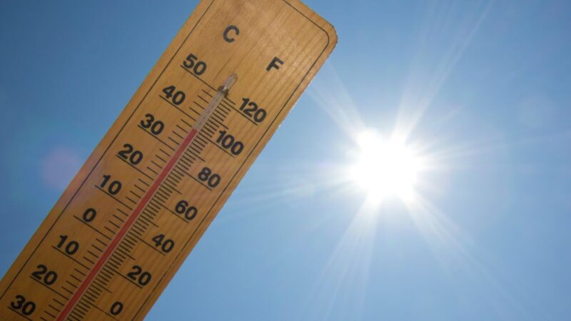 Kaip išvengti perkaitimo per karščius? Gydytojų patarimai vasarai