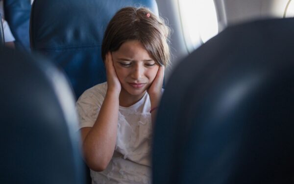 Kaip išvengti užsikimšusių ausų lėktuve: gydytojo patarimai keliautojams