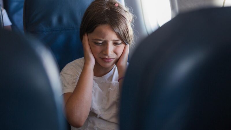 Kaip išvengti užsikimšusių ausų lėktuve: gydytojo patarimai keliautojams