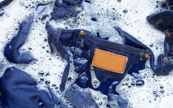 Kaip prižiūrėti džinsus, kad jie ilgiau išliktų kaip nauji