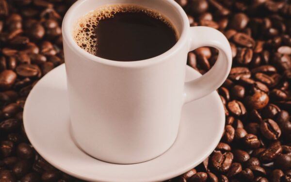 Kava be kofeino: ar ji išties sveikesnė alternatyva?