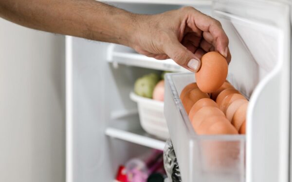 Kodėl kiaušinių laikymas šaldytuvo durelėse gali būti pavojingas: ką sako specialistai