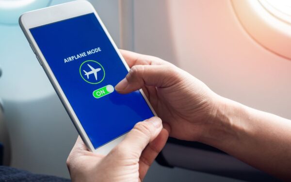Kodėl reikia įjungti lėktuvo režimą: pilotų perspėjimas apie trikdžius