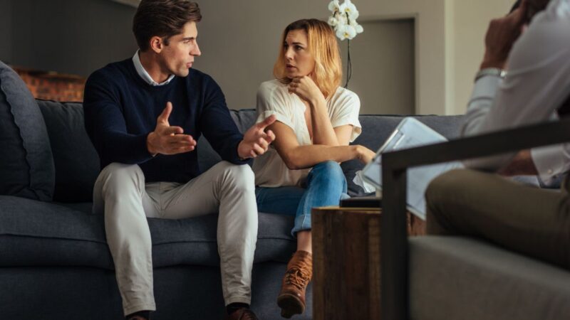 Kompromisai santykiuose: ar stiprina meilę, ar tyliai ją griauna