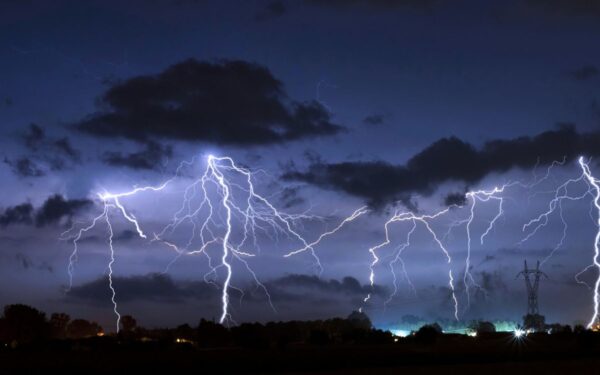 Mitai apie žaibus: pavojingi klaidingi įsitikinimai, galintys kainuoti gyvybę