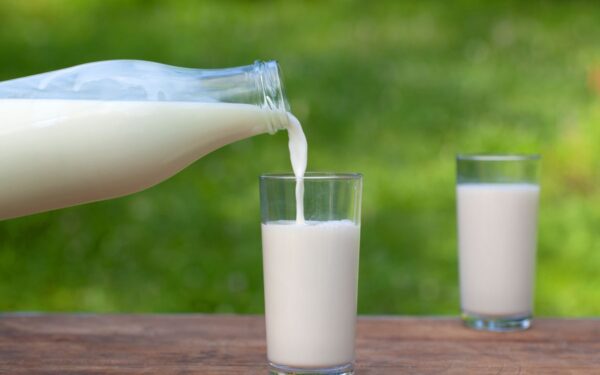 Pienas buityje: 10 praktiškų būdų, kaip panaudoti pieną kasdienybėje