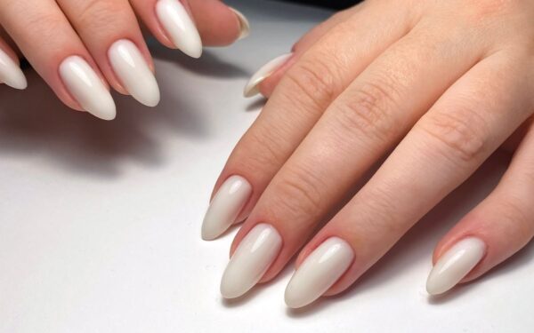 Prabangus manikiūras: kokios spalvos ir dizainai madingi šį sezoną