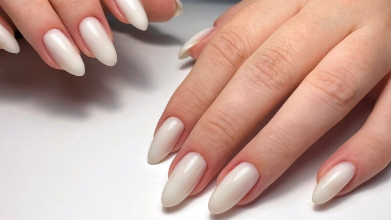 Prabangus manikiūras: kokios spalvos ir dizainai madingi šį sezoną