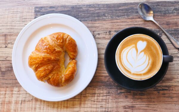 Saldumynai tuščiu skrandžiu: kodėl reikėtų vengti šio ryto įpročio