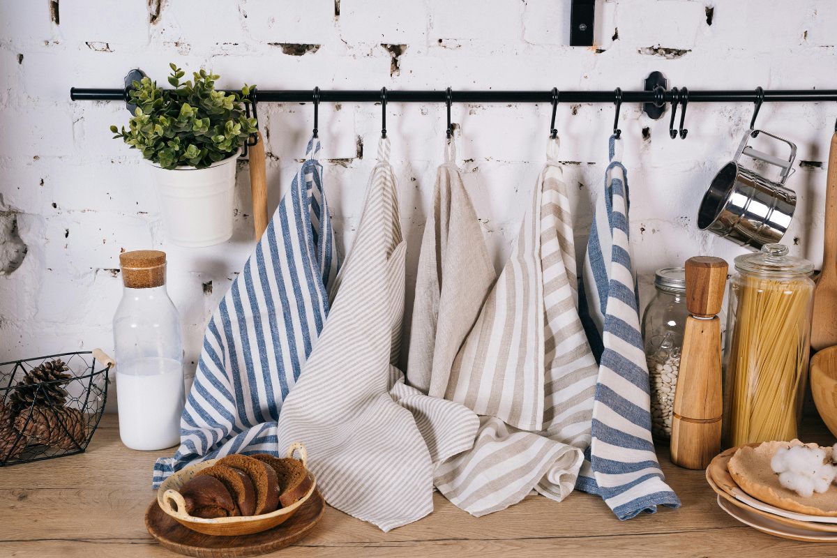 Tinkama virtuvinių rankšluosčių priežiūra: kaip išlaikyti švarą ir higieną kasdien?