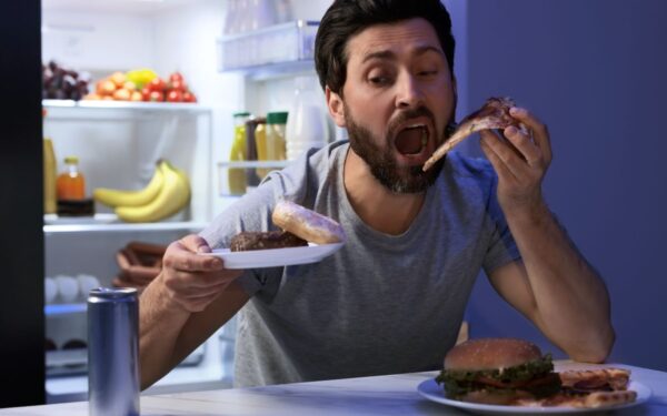 Valgymas naktį: kodėl tai kenkia jūsų svoriui ir sveikatai