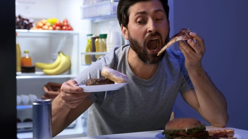 Valgymas naktį: kodėl tai kenkia jūsų svoriui ir sveikatai