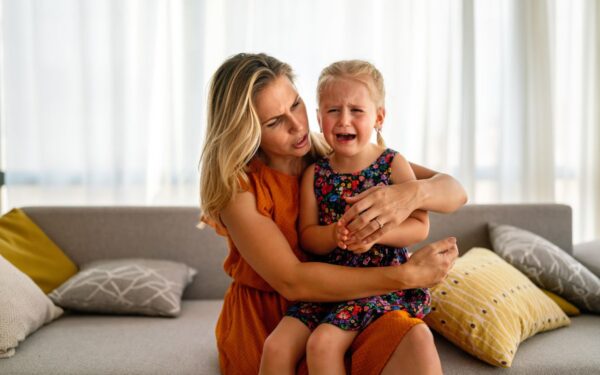 7 raminančios frazės, padedančios suvaldyti vaiko pyktį