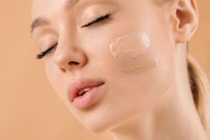 Ar makiažo pagrindas tikrai užkemša poras ir kenkia odai?