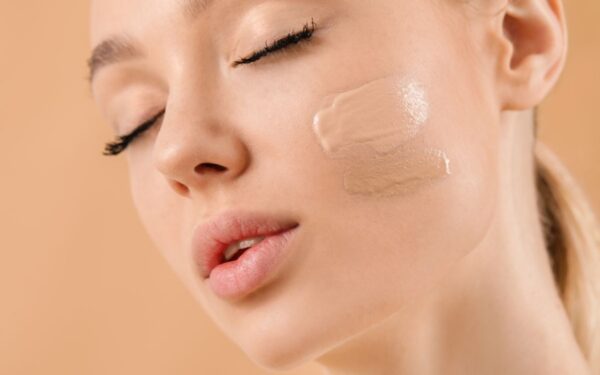 Ar makiažo pagrindas tikrai užkemša poras ir kenkia odai?