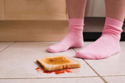 Ar saugu valgyti nukritusį maistą? Apie 5 sekundžių taisyklę